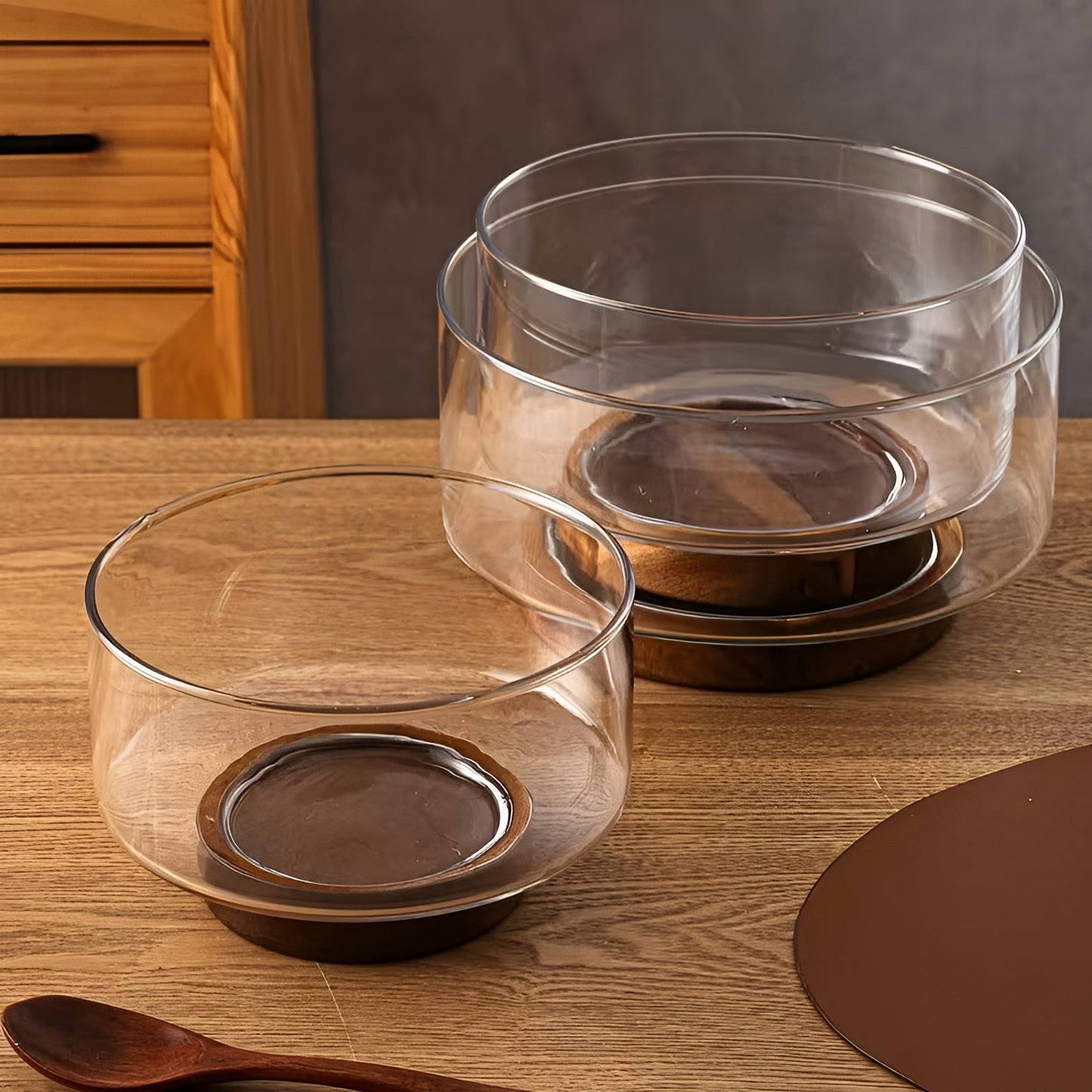 Glas-Schale mit Holzsockel – Elegant und dekorativ | Perfekt für Obst, Snacks und Salate in der Küche