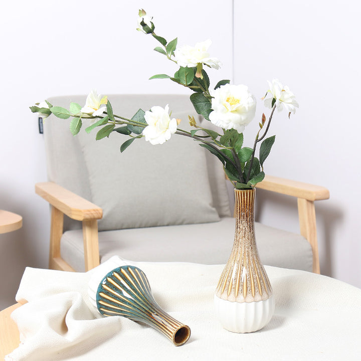 Elegante Blumenarrangement Vase Karnz