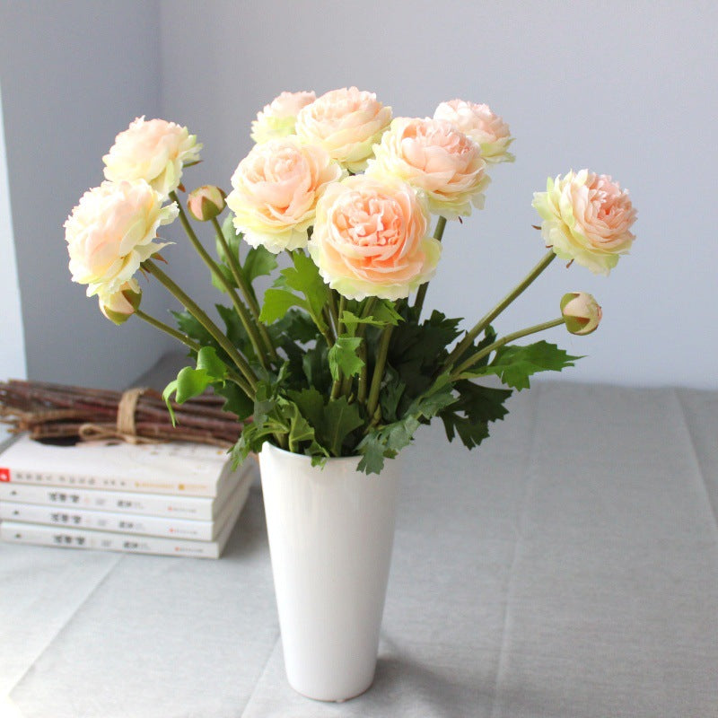 Lebensechter Seidenblumenstrauß