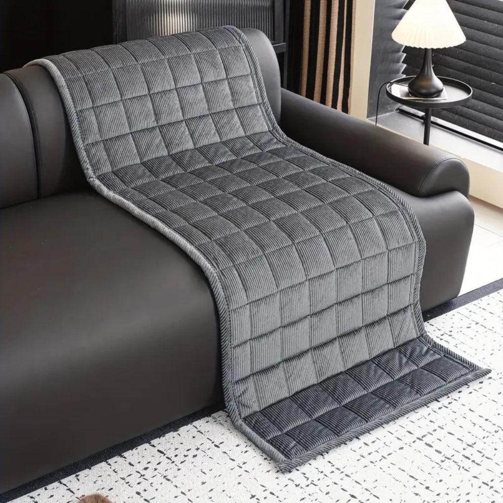 LuxeShield Quiltmatte — Verwandle Dein Sofa in eine makellose Wohlfühloase voller Schutz und Kuschelkomfort | Karnz