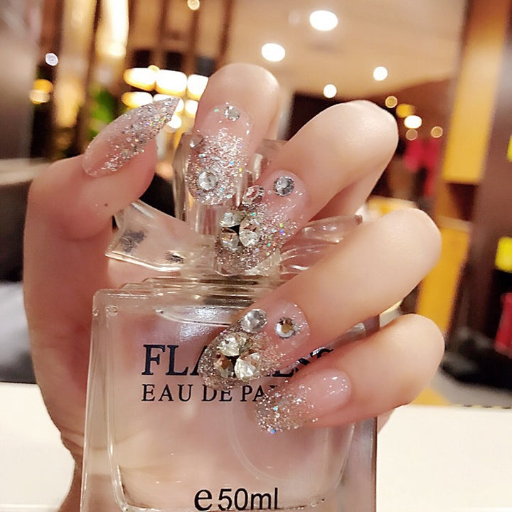 Glitzernde Kunstnägel mit Strass und funkelnden Akzenten Karnz
