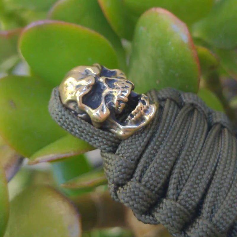 Paracord-Schlüsselanhänger, Mumienschädel aus Messing