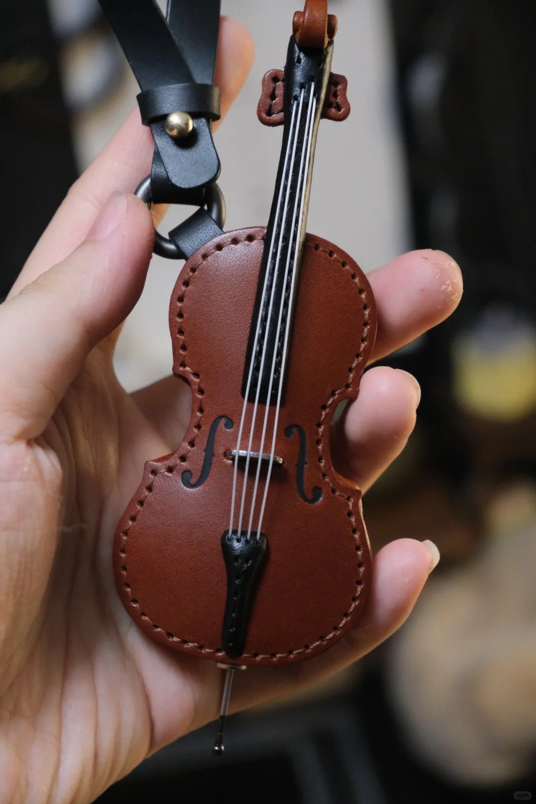 Gefertigter Leder-Schlüsselanhänger mit Geige und Cello