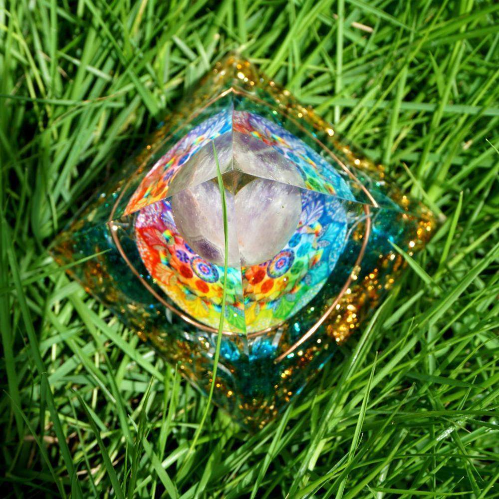 Amethystkugel mit blauer Quarz-Orgonpyramide