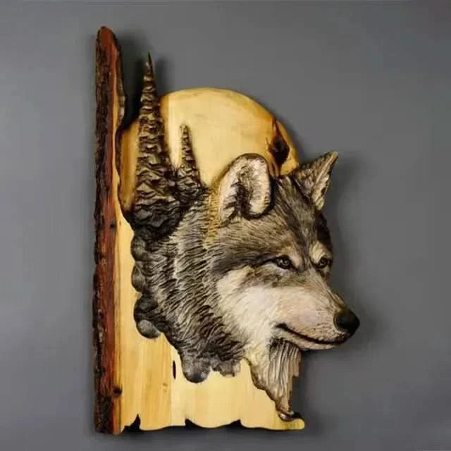 Wanddekoration aus geschnitzten Holztieren