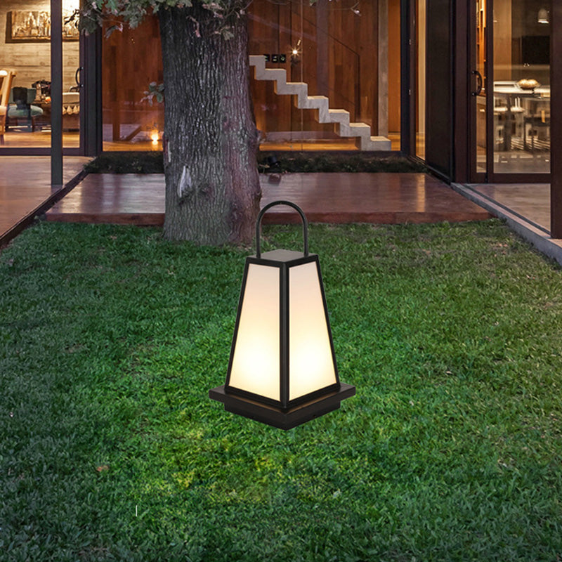 Zeitgenössische Industrielle Solar Eisen Acryl 1-Licht Außenpfostenlampe für den Garten | Karnz