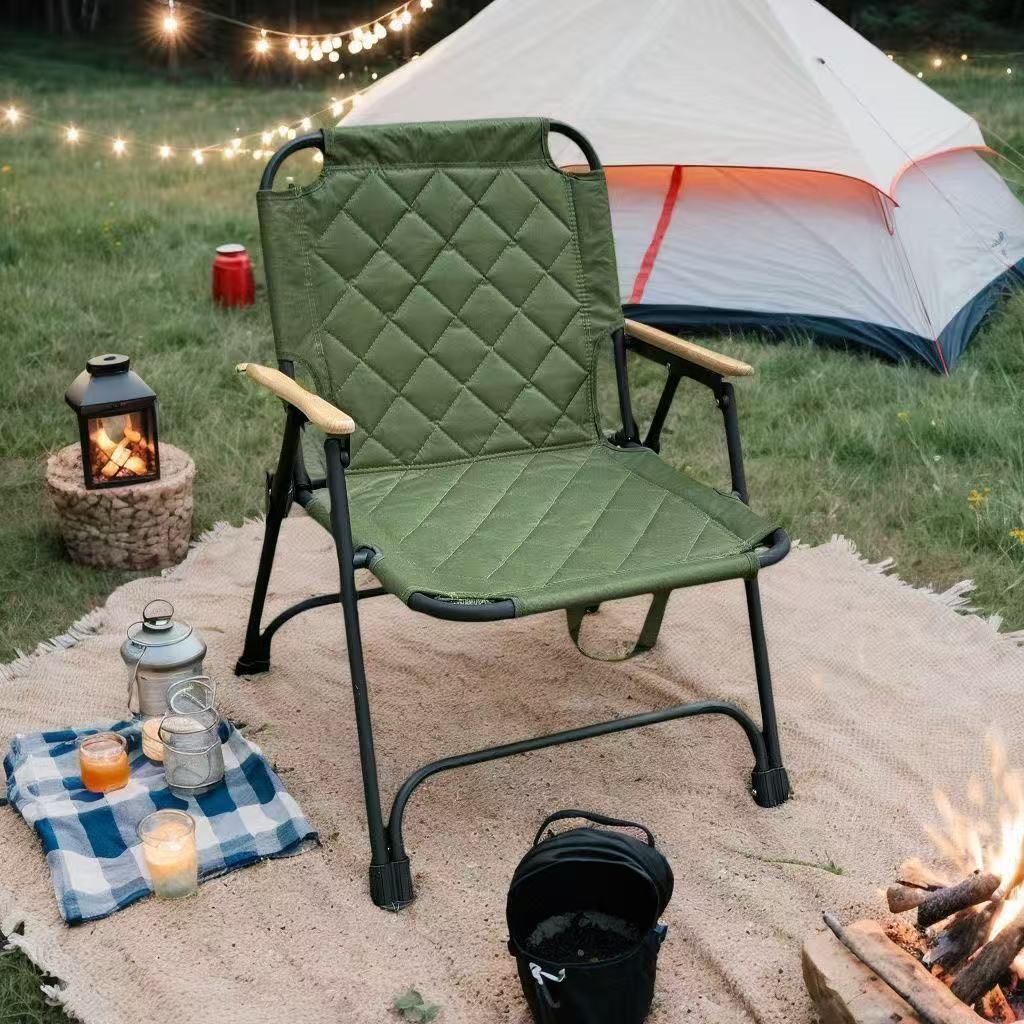 Rechteckiger, faltbarer Campingstuhl mit Rautenmuster, Rückenlehne und Armlehnen aus Kohlenstoffstahl, Oxford-Gewebe und Buchenholz für den Garten