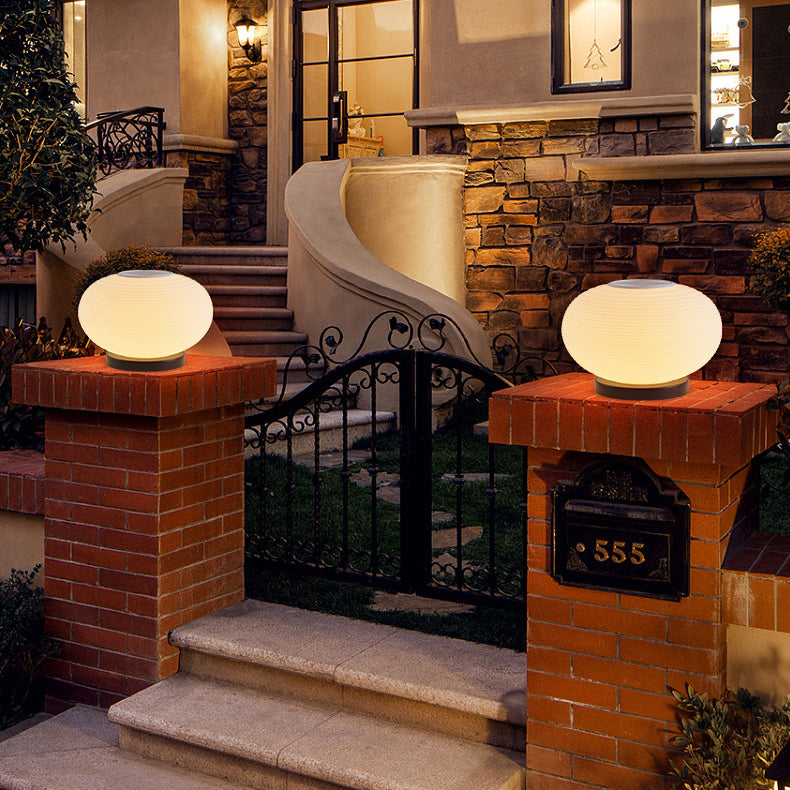 Moderner minimalistischer PE ovaler LED-Solar- und wasserdichter Außenleuchte für Garten und Terrasse | Karnz