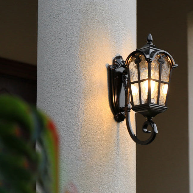 Traditionelle europäische quadratische Spitze Aluminium bedrucktes Glas 1-Licht Außenwandleuchte für Garten | Karnz