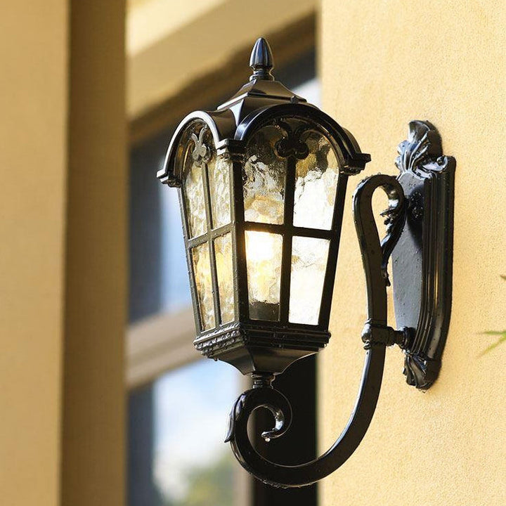 Traditionelle europäische quadratische Spitze Aluminium bedrucktes Glas 1-Licht Außenwandleuchte für Garten | Karnz