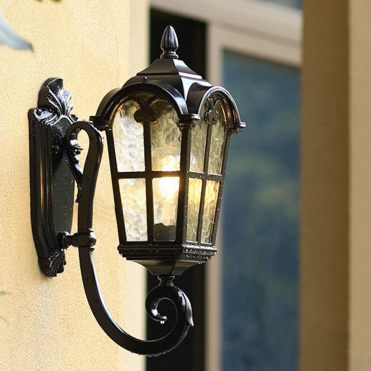 Traditionelle europäische quadratische Spitze Aluminium bedrucktes Glas 1-Licht Außenwandleuchte für Garten | Karnz