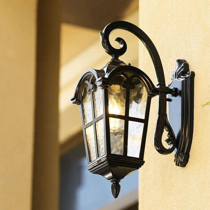 Traditionelle europäische quadratische Spitze Aluminium bedrucktes Glas 1-Licht Außenwandleuchte für Garten | Karnz