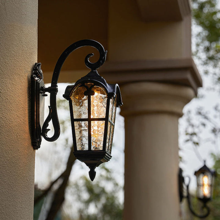 Traditionelle europäische quadratische Spitze Aluminium bedrucktes Glas 1-Licht Außenwandleuchte für Garten | Karnz