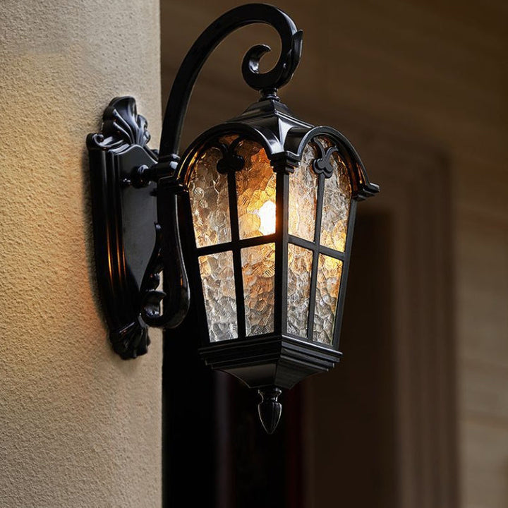 Traditionelle europäische quadratische Spitze Aluminium bedrucktes Glas 1-Licht Außenwandleuchte für Garten | Karnz