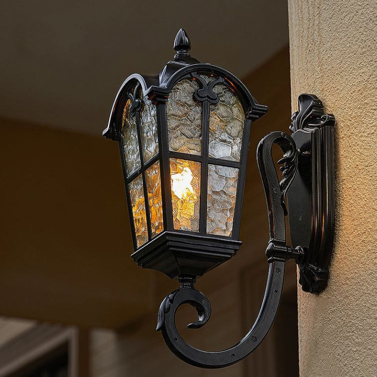 Traditionelle europäische quadratische Spitze Aluminium bedrucktes Glas 1-Licht Außenwandleuchte für Garten | Karnz