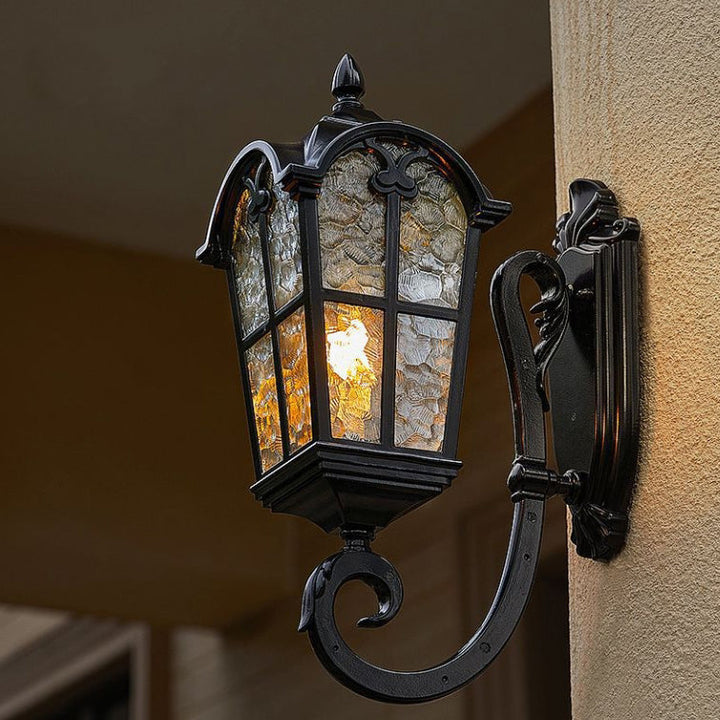 Traditionelle europäische quadratische Spitze Aluminium bedrucktes Glas 1-Licht Außenwandleuchte für Garten | Karnz
