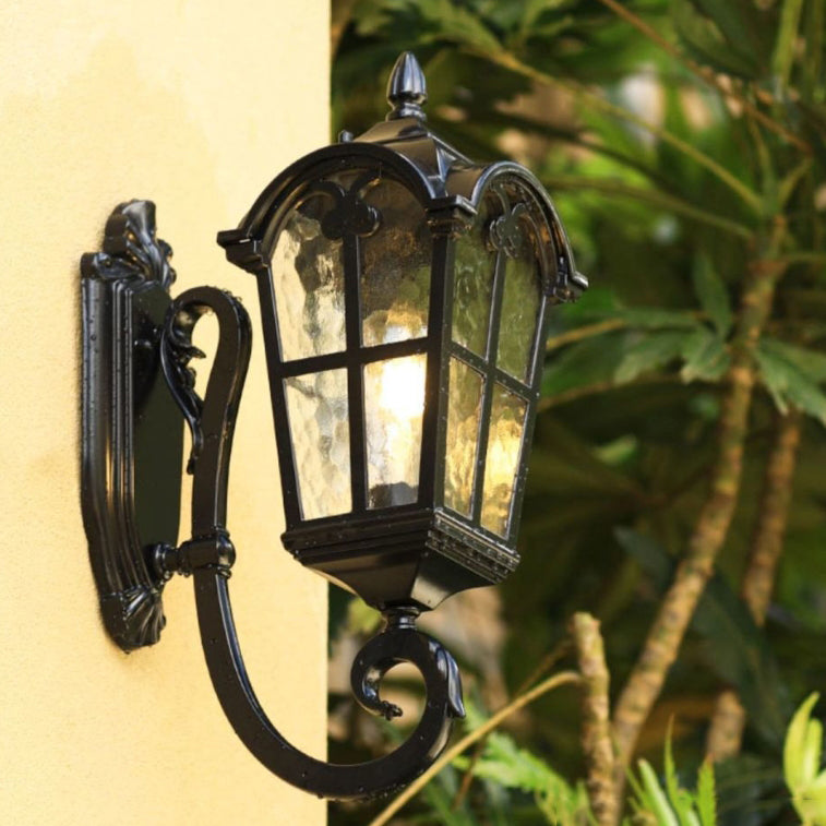 Traditionelle europäische quadratische Spitze Aluminium bedrucktes Glas 1-Licht Außenwandleuchte für Garten | Karnz