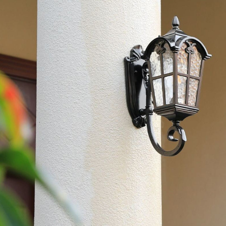 Traditionelle europäische quadratische Spitze Aluminium bedrucktes Glas 1-Licht Außenwandleuchte für Garten | Karnz
