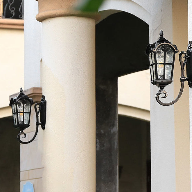 Traditionelle europäische quadratische Spitze Aluminium bedrucktes Glas 1-Licht Außenwandleuchte für Garten | Karnz