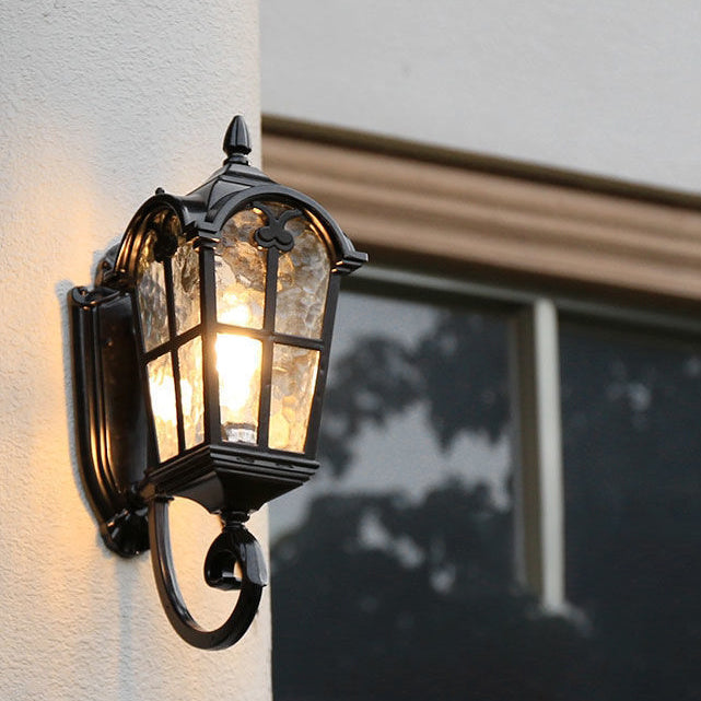 Traditionelle europäische quadratische Spitze Aluminium bedrucktes Glas 1-Licht Außenwandleuchte für Garten | Karnz