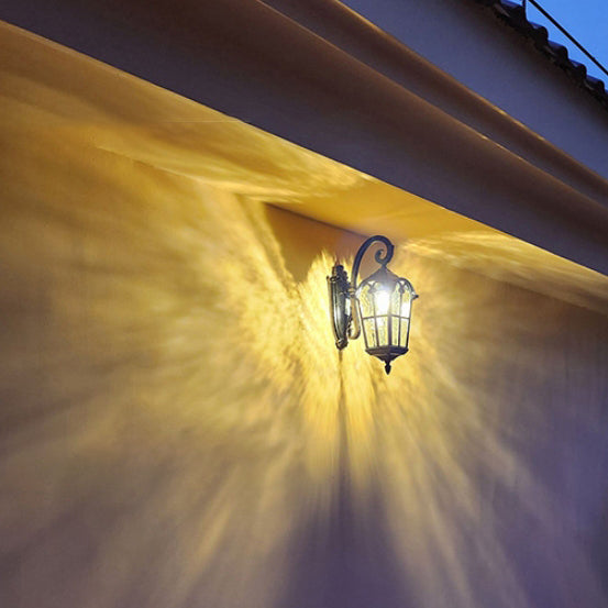 Traditionelle europäische quadratische Spitze Aluminium bedrucktes Glas 1-Licht Außenwandleuchte für Garten | Karnz