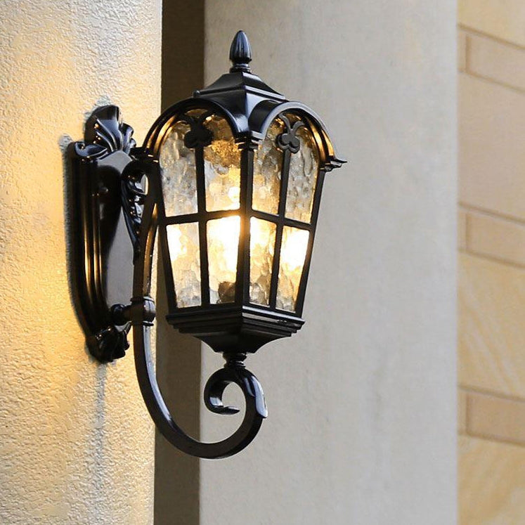 Traditionelle europäische quadratische Spitze Aluminium bedrucktes Glas 1-Licht Außenwandleuchte für Garten | Karnz