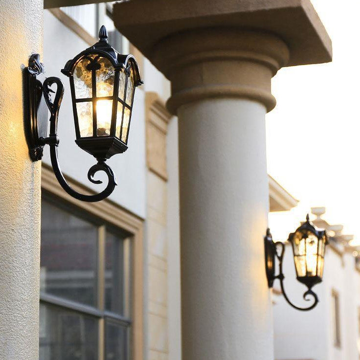 Traditionelle europäische quadratische Spitze Aluminium bedrucktes Glas 1-Licht Außenwandleuchte für Garten | Karnz