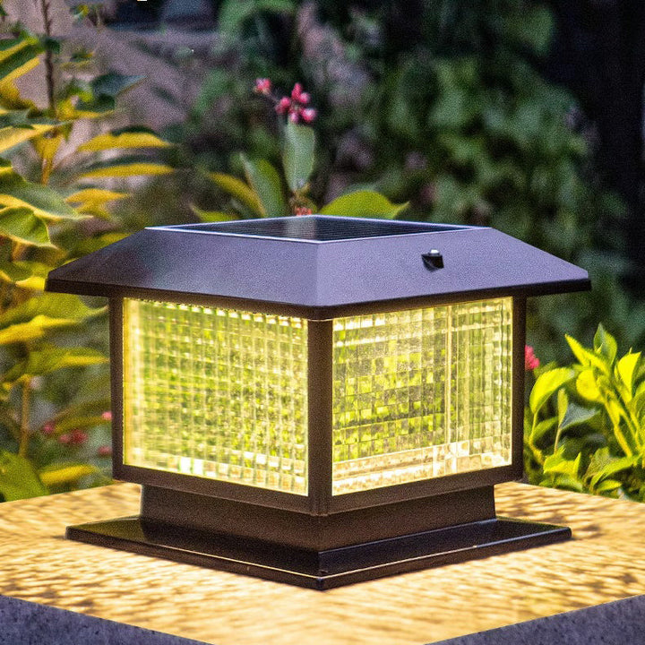 Moderner minimalistischer solarbetriebener wasserdichter rechteckiger Diamantstreifen-Glas-Schirm Aluminiumrahmen LED-Pfostenkopflicht für den Garten | Karnz