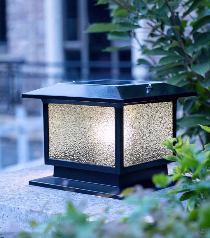 Moderner minimalistischer solarbetriebener wasserdichter rechteckiger Diamantstreifen-Glas-Schirm Aluminiumrahmen LED-Pfostenkopflicht für den Garten | Karnz