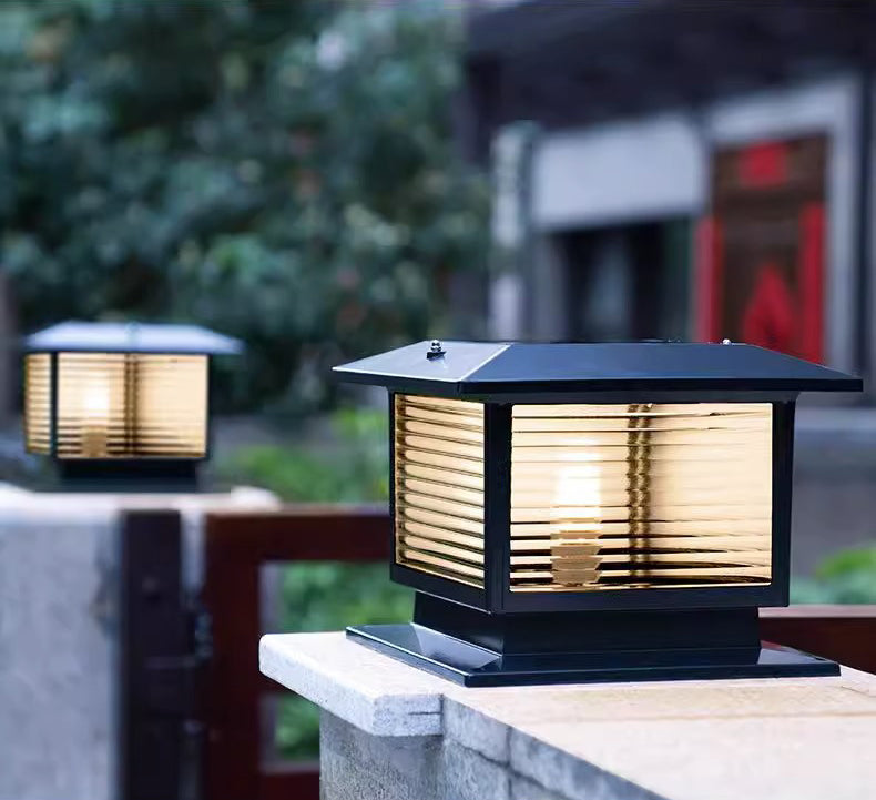 Moderner minimalistischer solarbetriebener wasserdichter rechteckiger Diamantstreifen-Glas-Schirm Aluminiumrahmen LED-Pfostenkopflicht für den Garten | Karnz