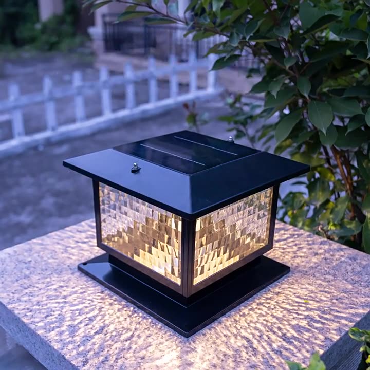 Moderner minimalistischer solarbetriebener wasserdichter rechteckiger Diamantstreifen-Glas-Schirm Aluminiumrahmen LED-Pfostenkopflicht für den Garten | Karnz