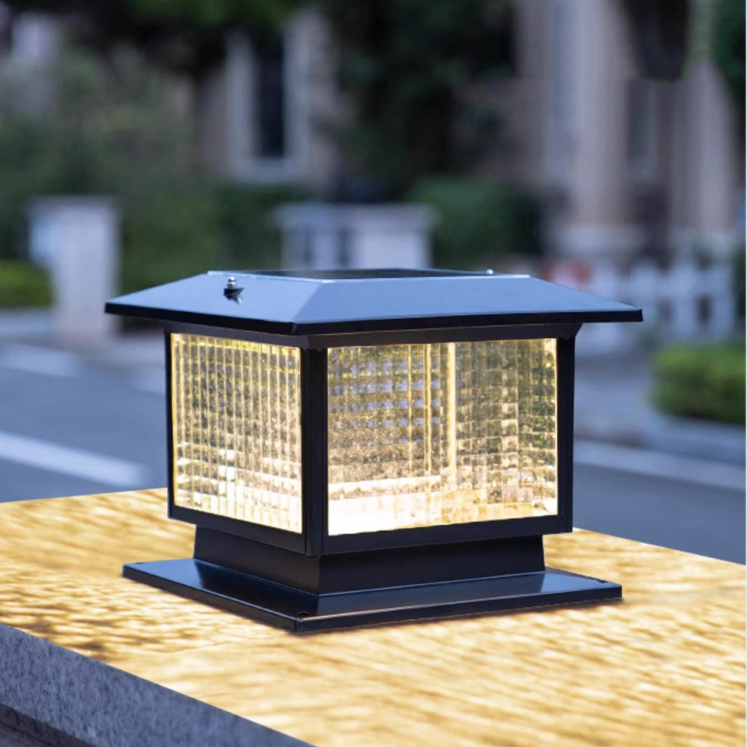 Moderner minimalistischer solarbetriebener wasserdichter rechteckiger Diamantstreifen-Glas-Schirm Aluminiumrahmen LED-Pfostenkopflicht für den Garten | Karnz