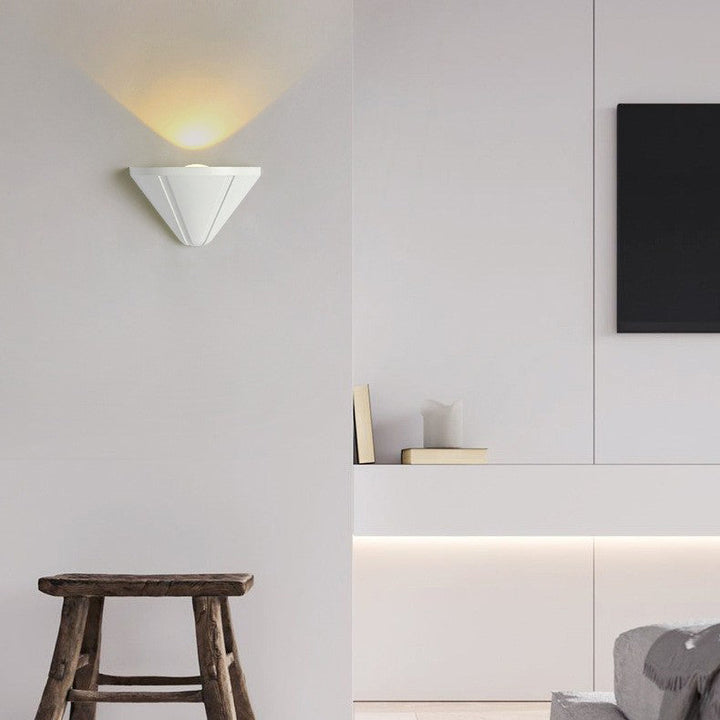 Moderner minimalistischer wasserdichter dreieckiger Halbring-Druckguss-Aluminium-PC-LED-Wandlicht für Außenpatio | Karnz