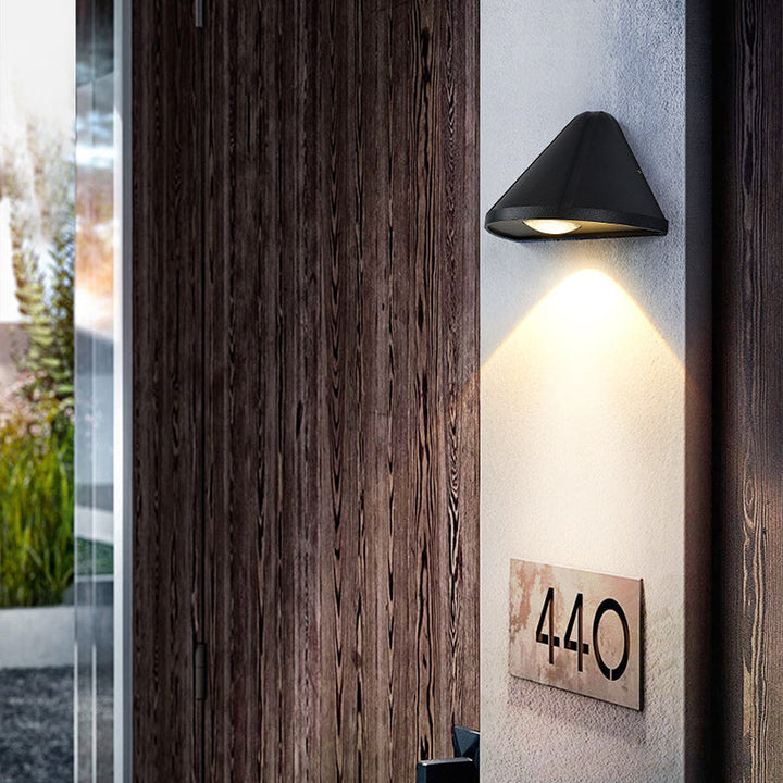 Moderner minimalistischer wasserdichter dreieckiger Halbring-Druckguss-Aluminium-PC-LED-Wandlicht für Außenpatio | Karnz