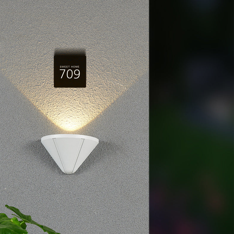 Moderner minimalistischer wasserdichter dreieckiger Halbring-Druckguss-Aluminium-PC-LED-Wandlicht für Außenpatio | Karnz