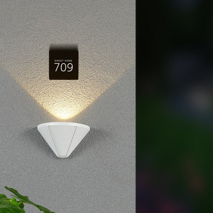 Moderner minimalistischer wasserdichter dreieckiger Halbring-Druckguss-Aluminium-PC-LED-Wandlicht für Außenpatio | Karnz