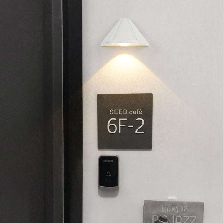 Moderner minimalistischer wasserdichter dreieckiger Halbring-Druckguss-Aluminium-PC-LED-Wandlicht für Außenpatio | Karnz