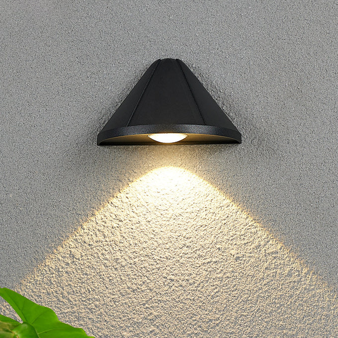Moderner minimalistischer wasserdichter dreieckiger Halbring-Druckguss-Aluminium-PC-LED-Wandlicht für Außenpatio | Karnz