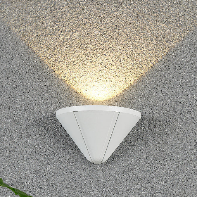 Moderner minimalistischer wasserdichter dreieckiger Halbring-Druckguss-Aluminium-PC-LED-Wandlicht für Außenpatio | Karnz