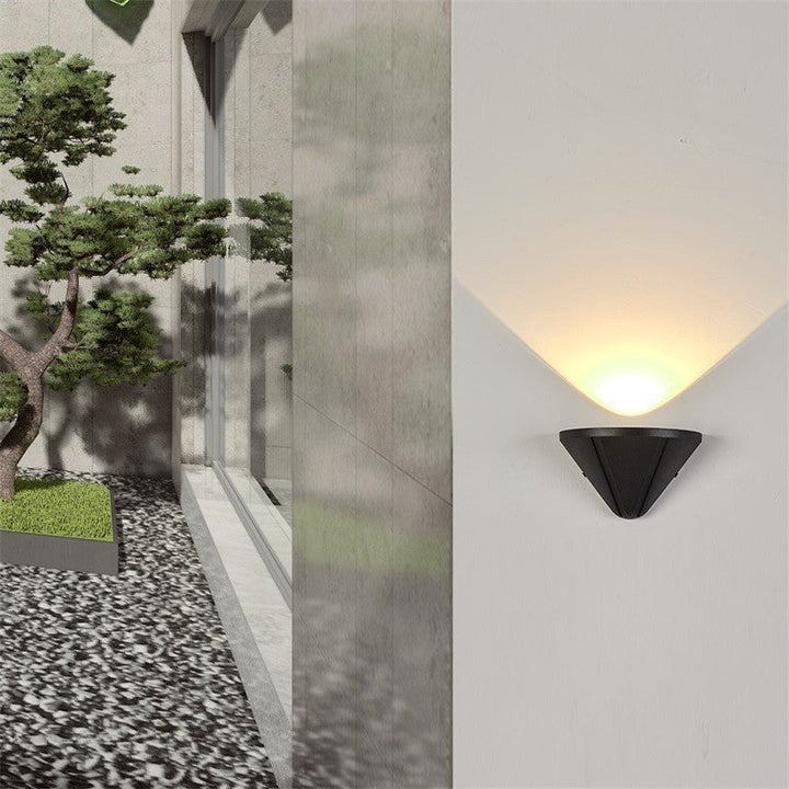Moderner minimalistischer wasserdichter dreieckiger Halbring-Druckguss-Aluminium-PC-LED-Wandlicht für Außenpatio | Karnz