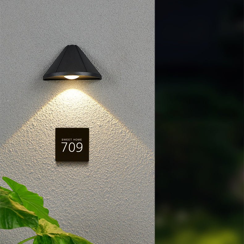 Moderner minimalistischer wasserdichter dreieckiger Halbring-Druckguss-Aluminium-PC-LED-Wandlicht für Außenpatio | Karnz