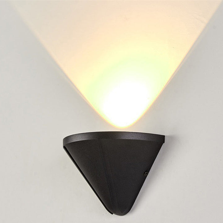Moderner minimalistischer wasserdichter dreieckiger Halbring-Druckguss-Aluminium-PC-LED-Wandlicht für Außenpatio | Karnz