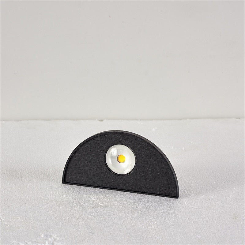 Moderner minimalistischer wasserdichter dreieckiger Halbring-Druckguss-Aluminium-PC-LED-Wandlicht für Außenpatio | Karnz