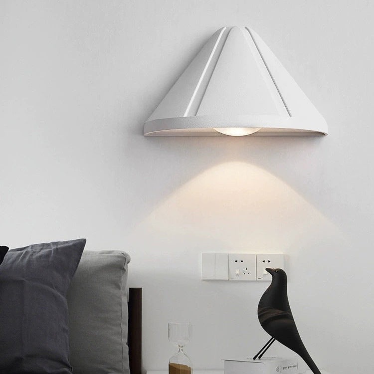 Moderner minimalistischer wasserdichter dreieckiger Halbring-Druckguss-Aluminium-PC-LED-Wandlicht für Außenpatio | Karnz