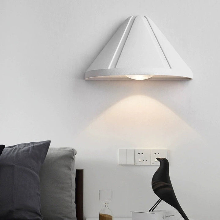 Moderner minimalistischer wasserdichter dreieckiger Halbring-Druckguss-Aluminium-PC-LED-Wandlicht für Außenpatio | Karnz
