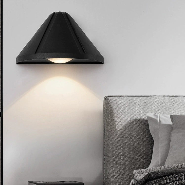 Moderner minimalistischer wasserdichter dreieckiger Halbring-Druckguss-Aluminium-PC-LED-Wandlicht für Außenpatio | Karnz