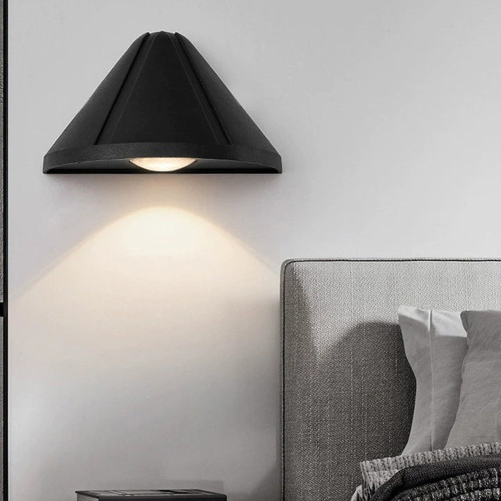 Moderner minimalistischer wasserdichter dreieckiger Halbring-Druckguss-Aluminium-PC-LED-Wandlicht für Außenpatio | Karnz