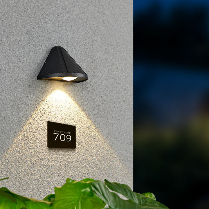 Moderner minimalistischer wasserdichter dreieckiger Halbring-Druckguss-Aluminium-PC-LED-Wandlicht für Außenpatio | Karnz