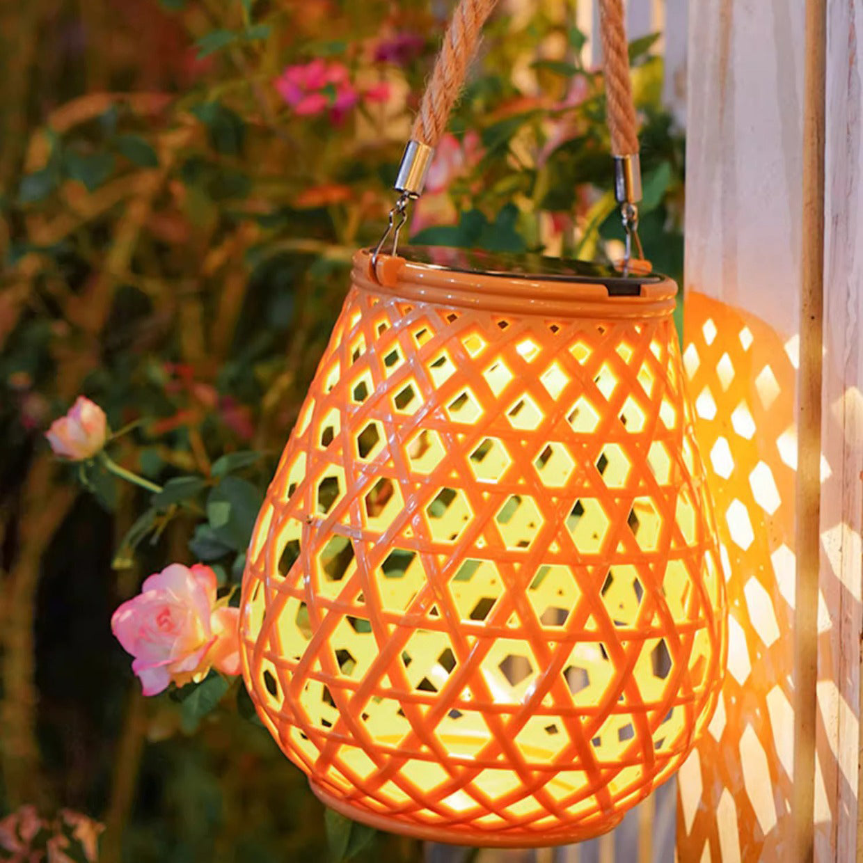 Traditionelles Chinesisches Solar-Wasserdicht Oval Rund Hollow Mesh ABS LED Außen Landschaftslicht Für Garten | Karnz