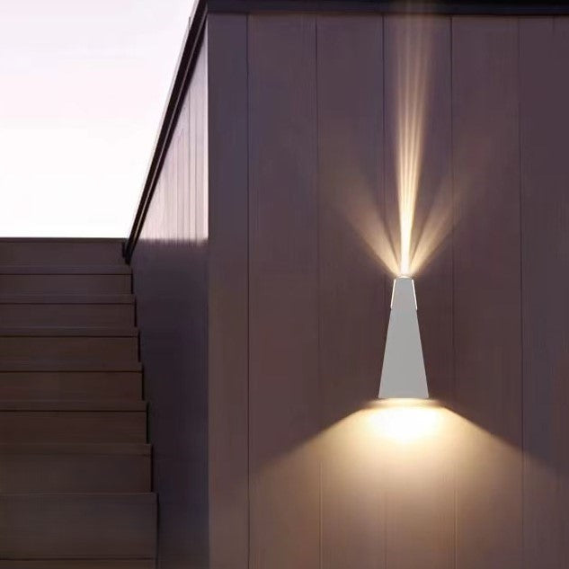 Moderne Minimalistische Wasserfeste Trapezförmige Aluminium Druckguss LED Außenwandleuchte für den Außenbereich | Karnz